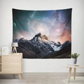 Détail d'une tapisserie murale montrant une galaxie étoilée sur des sommets enneigés - 95*73 / Galaxie sur Montagne Enneigée (WTG-25)