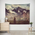 Dettaglio di un arazzo da parete con foresta e montagne innevate in un interno moderno - 130*150cm / Giungla di Montagna (WTG-22)