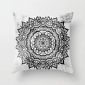 Housse de coussin ethnique mandala en peau de pêche au design bohème moderne - 45x45 cm / Imprimé Mandala Noir et Blanc (DRD54-1)