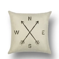 Detailopname van linnen kussensloop met vintage kompasopdruk en geweven textuur - 45x45 cm / Compass Arrow (YMD49-4)
