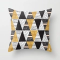 Housse de coussin moderne en peau de pêche avec triangles marbrés dorés et pois noirs - 45x45 cm / Patchwork de Triangles Géométriques (DRD37-5)