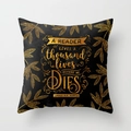 Housse de coussin en peau de pêche noire avec imprimé feuilles dorées et citation - 45x45 cm / Citation Littéraire A READER (DRD37-9)