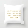 Housse de coussin en peau de pêche avec texte humoristique doré sur fond blanc - 45x45 cm / Citation Humour VODKA SODA (DRD37-10)