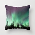 Federa per cuscino in poliestere con motivo aurora boreale verde e sagoma della foresta - 45x45 cm / Foresta Aurora Viola Verde (DRD64-2)
