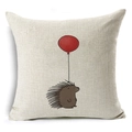 Détail de la taie d'oreiller en lin avec illustration de hérisson et ballon rouge - Hérisson avec ballon rouge (YMD67-4)