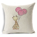 Détail d'une taie d'oreiller en lin avec une girafe et des ballons roses sur fond blanc - Girafe avec ballons roses (YMD67-2)