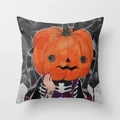 Halloween Kissenhülle mit Kürbis-Charakter und lila Latzhose auf grauem Grund - Skelettmädchen und Kürbis(DRD84-4)