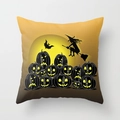 Housse de coussin d'Halloween avec citrouilles lumineuses et silhouette de sorcier sur noir - Sorcier Pleine Lune Citrouille (DRD84-11) / 45x45 cm