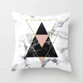 Dettaglio di motivo marmo rosa e geometria su federa in morbida microfibra - Quadrato (45*45cm) / Triangolo Geometrico in Marmo (DRD122-2)