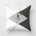 Dettaglio del motivo geometrico in marmo e linee dorate sulla federa del cuscino rosa - Quadrato (45*45cm) / Splicing a Rombo in Marmo Bianco Nero (DRD122-3)