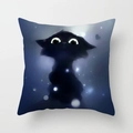 Dettaglio della federa blu in pelle di pesca con illustrazione artistica di un gatto nero - Illustrazione Gatto Nero Sognante (DRD121-2) / Quadrato Standard