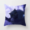 Dettaglio della federa morbida con un gatto fantasy viola e occhi azzurri luminosi - Gatto Sorridente Viola Misterioso (DRD121-4) / Quadrato Standard