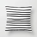 Dettaglio delle strisce nere disegnate a mano sulla federa per cuscino in poliestere bianco - 45x45 cm