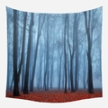 Tenture de forêt avec arbres bleus brumeux et feuilles d'automne rouges sur blanc - 95*73 / Feuilles de Forêt et Brume (WTG-12)