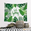 Nordischer Wandteppich mit grünen Tropenblättern und Hello Summer Druck an weißer Wand - Hallo Sommer Stil (GT01-1) / 150x200