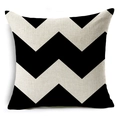 Dettaglio della trama del motivo a onde geometriche bianco e nero sulla federa in lino - Stile a Onde Sottili e Dense (YMD118-4)
