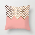 Dettaglio della federa geometrica rosa con motivo marmo nordico e accenti di linee dorate - Patchwork Tre Sezioni Marmo Rosa Oro (DRD164-26) / 45*45cm (Senza Inserto)