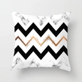 Dettaglio macro del cuscino nordico con motivo marmoreo e onde geometriche oro - Chevron Marmo Geometrico Nero Oro (DRD164-23) / 45*45cm (Senza Inserto)