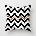Dettaglio della federa per cuscino in marmo nordico con motivo geometrico a onde - Chevron Linea Oro Marmo Nero Bianco (DRD164-27) / 45*45cm (Senza Inserto)
