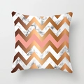 Dettaglio della fodera per cuscino nordica in marmo con motivi geometrici a onde bronzo e pesca - Design Chevron Rosa Oro Motivo Marmo (DRD164-28) / 45*45cm (Senza Inserto)