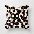Dettaglio ravvicinato delle stampe geometriche marmorizzate su fodera per cuscino - Cubo 3D Geometrico Marmo Nero Oro (DRD164-30) / 45*45cm (Senza Inserto)