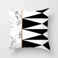Dettaglio della trama in marmo nordico e dei motivi geometrici sulla fodera del cuscino - Triangolo Geometrico Nero Marmo Bianco (DRD164-18) / 45*45cm (Senza Inserto)