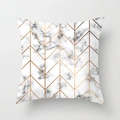 Dettaglio della trama marmorea e del motivo chevron oro rosa sulla federa del cuscino - Chevron Marmo Oro Rosa (DRD164-15) / 45*45cm (Senza Inserto)
