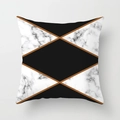 Dettaglio federa geometrica con motivo marmoreo, blocchi neri e linee dorate - Blocco Colore Geometrico Marmo Nero Bianco (DRD164-12) / 45*45cm (Senza Inserto)