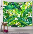 Nordischer Wandteppich mit tropischen Monstera- und Palmblättern an weißer Wand - Grüner Tropischer Blatt Stil (GT01-5) / 150x200
