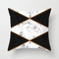 Dettaglio macro del cuscino geometrico marmorizzato con linee dorate e triangoli neri - Patchwork Angolo Marmo Nero Bianco (DRD164-5) / 45*45cm (Senza Inserto)