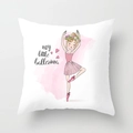 Détail de l'imprimé petite ballerine sur taie d'oreiller blanche avec motifs floraux - Ma Petite Ballerine (DRD184-9) / 45x45cm