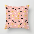Primer plano detallado de la funda de cojín rosa con elegantes patrones de corazones dorados - Patrón de Corazón Rosa (DRD163-2) / 45x45 cm