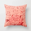 Detailansicht eines weichen Kissenbezugs mit realistischem rosa Rosen-Fotodruck - Dicht Rosa Rose Stil (DRD192-4) / 45x45 cm