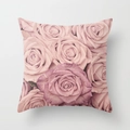 Detailansicht des weichen Rosenmusters auf einem quadratischen Dekokissenbezug - Rosa Lila Rose Stil (DRD192-3) / 45x45 cm