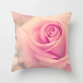 Detailaufnahme des weichen rosa Kissenbezugs mit elegantem Rosenblütenmuster - Rosa Soft Focus Rose Stil (DRD192-1) / 45x45 cm