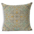Gros plan du motif mandala géométrique sur une housse de coussin carrée en lin bleu et doré - Mandala Bleu Or (YMD160-2)