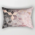 Dettaglio federa in pelle di pesca con motivi geometrici 3D e linee in oro rosa - Stile Geometrico 3D Sfumato Rosa Grigio Oro Rosa (DRD220-3)