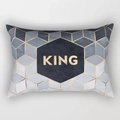 Detail von blaugrauem geometrischem Kissenbezug mit Pfirsichhaut-Textur und KING-Brief - KING Blau Grau Gold Geometrischer Stil (DRD220-16)