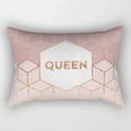 Makro-Detail des Pfirsichhaut-Kissenbezugs mit goldenen Würfeln und QUEEN-Schriftzug - QUEEN Rosa Gold Geometrischer Stil (DRD220-28)