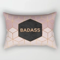 Detailansicht eines rosa geometrischen Kissenbezugs mit goldenem Muster und Badass-Schrift - Drd220-25 / 30x50