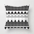 Dettaglio della federa per cuscino quadrata con motivi geometrici in bianco e nero - Triangoli Geometrici (DRD334-10) / 45*45cm