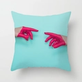 Noordse lichtblauwe kussensloop met moderne roze kunstdruk van handen op het kussen - Lichtblauwe Achtergrond Roze Hand Kunst Stijl (DRD212-3) / 45x45 cm