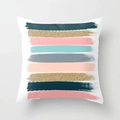 Détail d'une housse de coussin rose avec coups de pinceau abstraits et paillettes dorées - Coups de Pinceau Abstraits Colorés (DRD347-8) / 45x45cm