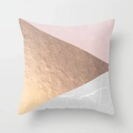 Dettaglio copricuscino rosa con foglia d'oro rosa metallizzato e motivi di marmo - Geometrico Marmo Oro Rosa (DRD347-4) / 45x45cm