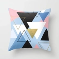 Détail du motif géométrique de triangles roses et bleus sur la housse de coussin lisse - 45x45cm