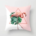 Détail de la housse de coussin avec motif flamant rose et feuilles de monstera - 45x45cm