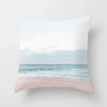 Détail de la taie d'oreiller carrée avec paysage de plage rose et texture de tissu doux - Ciel Frais Plage Rose (DRD347-23) / 45x45cm