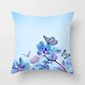 Dettaglio della stampa con orchidee blu e farfalle su federa quadrata decorativa - 45x45cm / Orchidea Blu Farfalla Viola (DRD346-5)