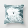 Détail de la housse de coussin carrée avec imprimé d'art de surfeur côtier bleu - Plage Surfeur Réaliste (DRD347-21) / 45x45cm
