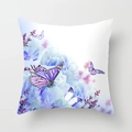 Dettaglio della federa quadrata con mazzi di fiori blu e stampa di farfalla lavanda - 45x45cm / Base Bianca Floreale Blu Viola (DRD346-7)